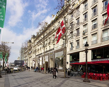 Avenue des Champs-Elysées, Paris - Courtyard