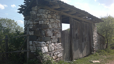 Kosovar architecture (access to the yard)